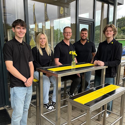 Von links: Azubis Julian Merz, Celine Straub, Ausbilder Stefan Fink und Maximilian Mazzola, rechts Azubi Jason Lorenz