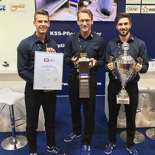 v.l.n.r.: Flavio Hainke, Andreas Schmidt und Tobias Steri mit den Auszeichnungen und VITO Filter