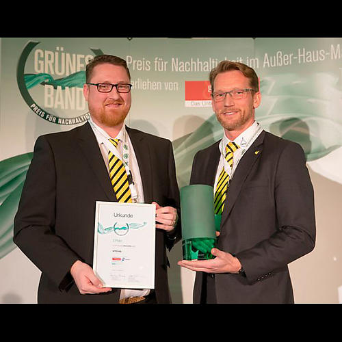 Alexander Schauf (Sales Director) and Andreas Schmidt (CEO) with the trophy