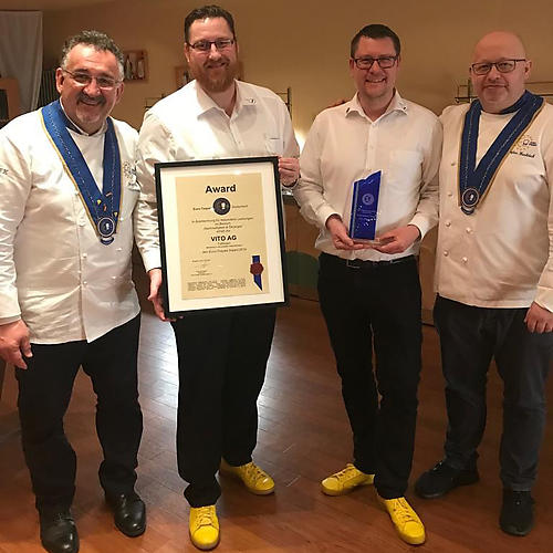 Alexander Schauf, Gesamtvertriebsleiter der VITO AG (Mitte, links) und Jan Dünnwald, Verkaufsleiter West (Mitte, rechts), nehmen den Euro-Toques Award entgegen