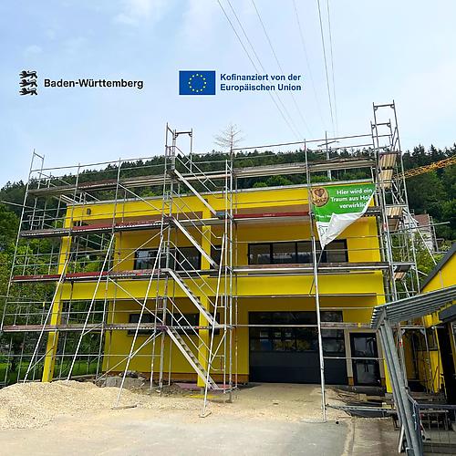 Neuer Anbau mit gelber Fassade